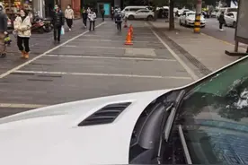 网友反映成都武侯区航天路附近停车位收费问题 街道办回应图片