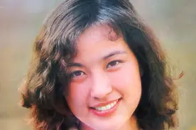 她是央视春晚首个女主持，入狱422天负债千万，四段婚姻至今无子图片