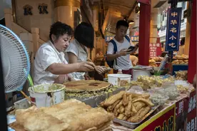 陕西大妈摆煎饼摊，年赚150万，听说煎饼不要钱，真的假的？图片