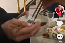 为讨准岳母欢心，小伙连干3碗米饭撑到吐！未婚妻笑出鹅叫声：知道我妈喜欢能吃的图片