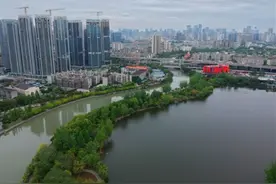 成都：拆了围墙铁门 不入公园也能赏东湖图片