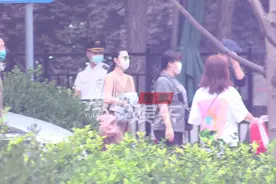 独家：范冰冰现身自家美容院 穿吊带裙露浑圆臂膀图片