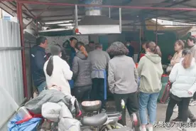 河南两父子路边炒面23年，8元一份2小时就卖光，一天收入800元图片