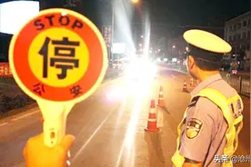 路遇交警检查 竟然撞击警车图片