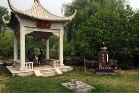 父亲侯宝林墓朴素，儿子侯耀文墓造价超700万，图8郭德纲痛哭跪拜图片