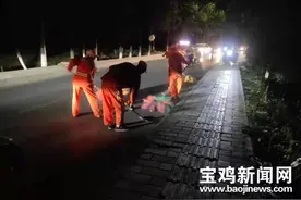 宝鸡金台：夜晚玻璃渣散落道路100多米 环卫工人2小时清理完毕图片