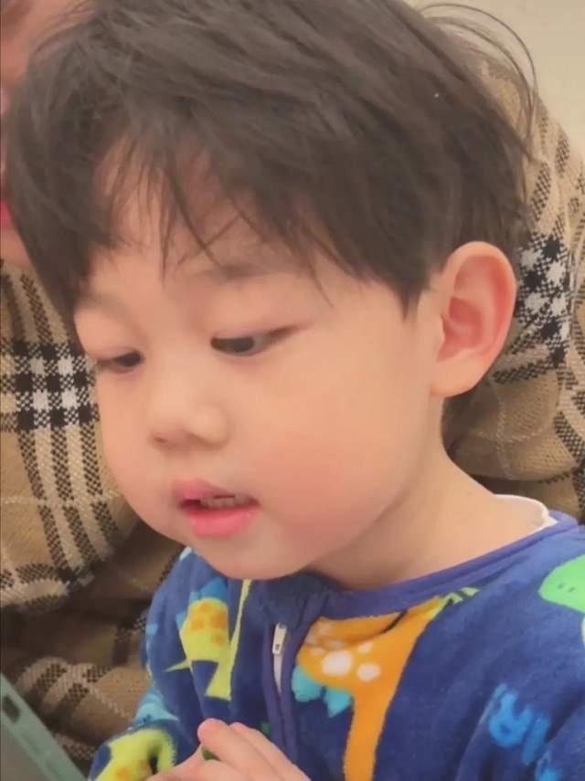 “奥特曼被绿头怪揍”刷爆全网，网友：人类幼崽的反应亮了！笑喷