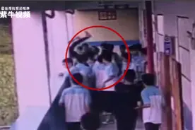 一中学生将同学抱起扔下4楼…警方还原事发经过图片
