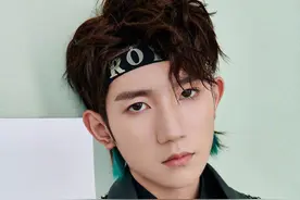 王源演唱会造型，墨绿色闪钻西装搭同色系发带，金属链条辅助装饰图片