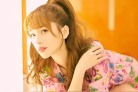 金莎 印花裙金发性感写真图片图片
