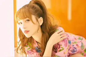 金莎 印花裙金发性感写真图片图片