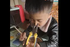 逗乐丨男孩用钳子夹着鼻子吃螺蛳粉图片