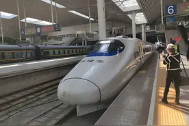 刚刚，福州火车站迎来武汉解封后的首趟旅客列车图片