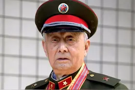 站在队列排头的人图片