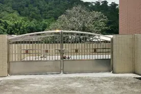 圆弧双开不锈钢圆管围墙门图片