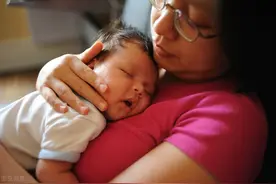 差点被骗了！不是新生儿睡久了才需要叫醒，出现这种特征也得叫醒图片