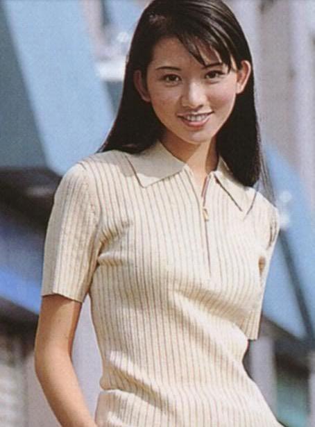 但其实从林志玲早期的照片来看,就已经头身比例绝佳,身材纤细,凹凸有