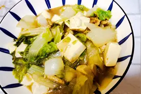 秋天多吃小白菜，和豆腐简单一做，太好吃了，上桌连汤都不剩图片