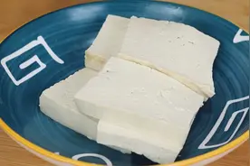 豆腐这做法头一次见，上桌吃着香，碗拿开一瞬间，流口水了图片
