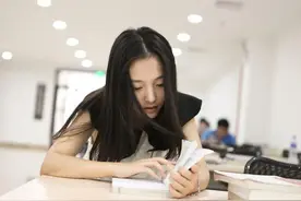 大学辅导员“年薪”流出，看完网友表示：难怪985博士毕业也去当图片