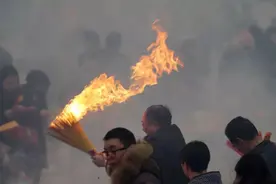 起最早的床，烧最呛的香，中国人初五拜财神有多野图片