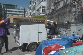 停车位上没有车 衣服沙发来“做客”图片