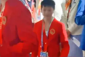 可爱!全红婵开幕式候场小姐姐喊:我妈妈可喜欢你了!红姐点头鞠躬图片