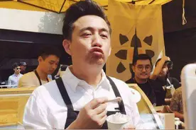 网红打卡黄磊的面馆，1人点12碗“雪碧拌面”，看到账单时却懵了图片