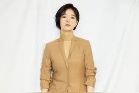 有肚子的女人别只会塞衣角，学学蒋欣的“藏腹穿法”，显瘦又时髦图片