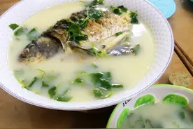 熬鲫鱼汤有窍门，牢记这几点，鱼汤浓白不腥，孩子连喝3大碗图片