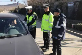 “无证驾驶”被抓，车主掏出手机：国家都认可你们不认？交警放行图片
