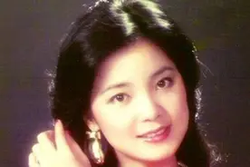 邓丽君：一生4段情史，成龙伤她至深，没想到葬礼前任谁都没来图片