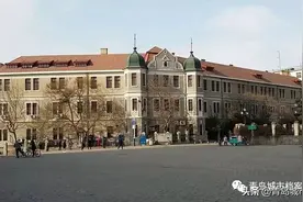 天主教堂广场旁的这座老建筑，原来是青岛第一座修道院图片