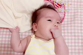 4个月宝宝发育得好不好？看这5个方面，都具备说明娃发育的好图片