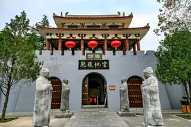 走进“武则天的地宫”，游客被人物塑像吓到了：画风太古怪图片