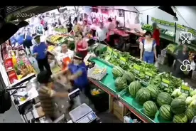 重庆女摊主还原砍伤城管过程：因搬水果起冲突，被追着打头顺手拿起刀转身挥舞，有人想拉架被城管掐脖子阻止图片