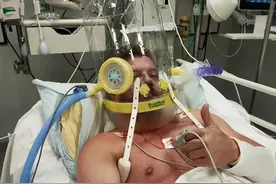 拒绝打疫苗，英国壮男死于新冠，曾参加过铁人三项等比赛；双胞胎妹妹在网上呼吁大家打疫苗图片