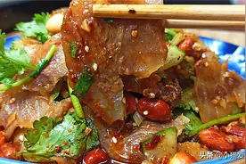 这道“凉拌牛头肉”，成菜色泽红亮，味道麻辣，口感筋道特别解馋图片