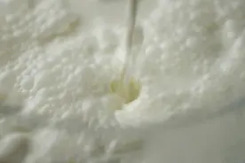 喝了小区门口买的“现挤鲜奶”，他足足烧了5天！图片