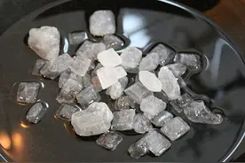 炒糖色，直接放冰糖就错啦！多加1步，糖色鲜亮，不发黑也不苦涩图片