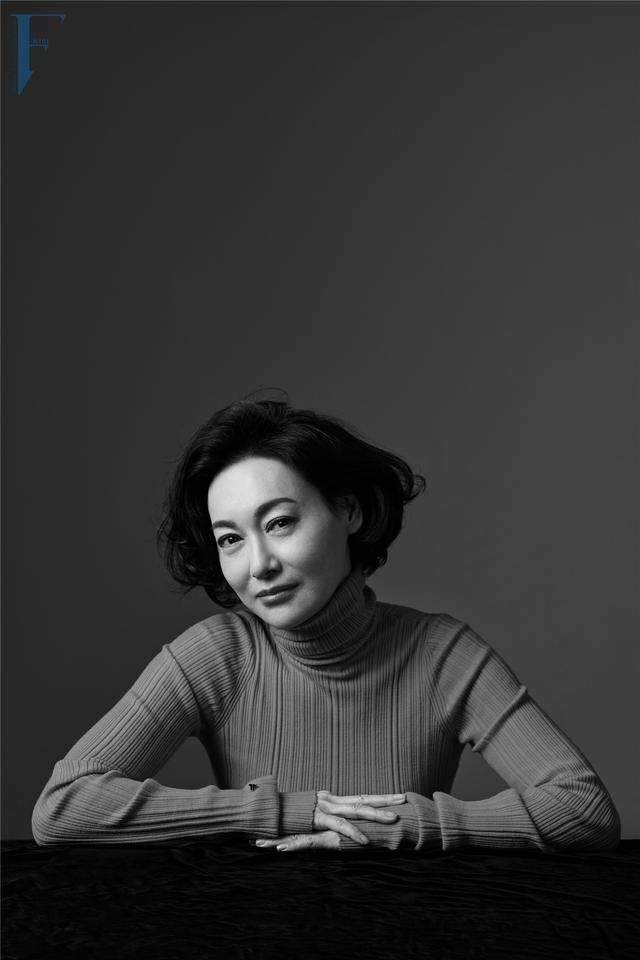 张曼玉因为"丑"上热搜?看看她18岁时候的照片,倾国倾城