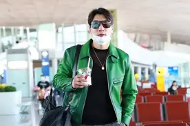 张亮不愧是模特出身，穿微透衫搭绿皮衣亮相，188身高太醒目了图片