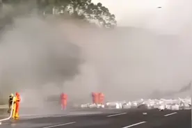突发！兰海高速路上危化品车侧翻，大量毒烟飘散！图片