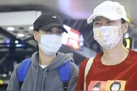 梁静那英合体，梁静身材爆肥满身褶皱，那英阿姨辈审美太有年代感图片