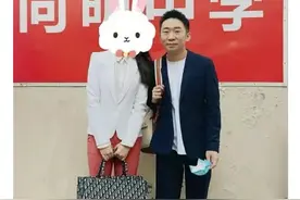 35岁杨迪现身主持人证考场，曾拜谢娜为师，在湖南台多年终于考证图片