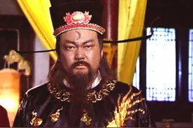 知名导演去世，69岁金超群现身灵堂，拄拐杖神情凝重难掩憔悴图片