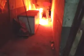 南阳西峡一小区地下室起火  走访辅警摇身变“消防员”图片