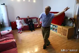 68岁大学教授为98岁母亲跳舞，在妈面前，我永远都是个孩子图片