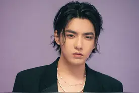 男星们的珍珠搭配，肖战的西装配珍珠胸针有点帅图片