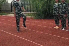 这些军训动图，让你笑的合不拢嘴！学生：我太难了！教官：我更难图片